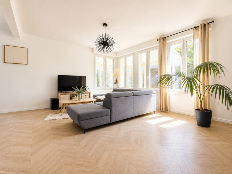 Beaux volumes des années 70, grand jardin à Rethel
